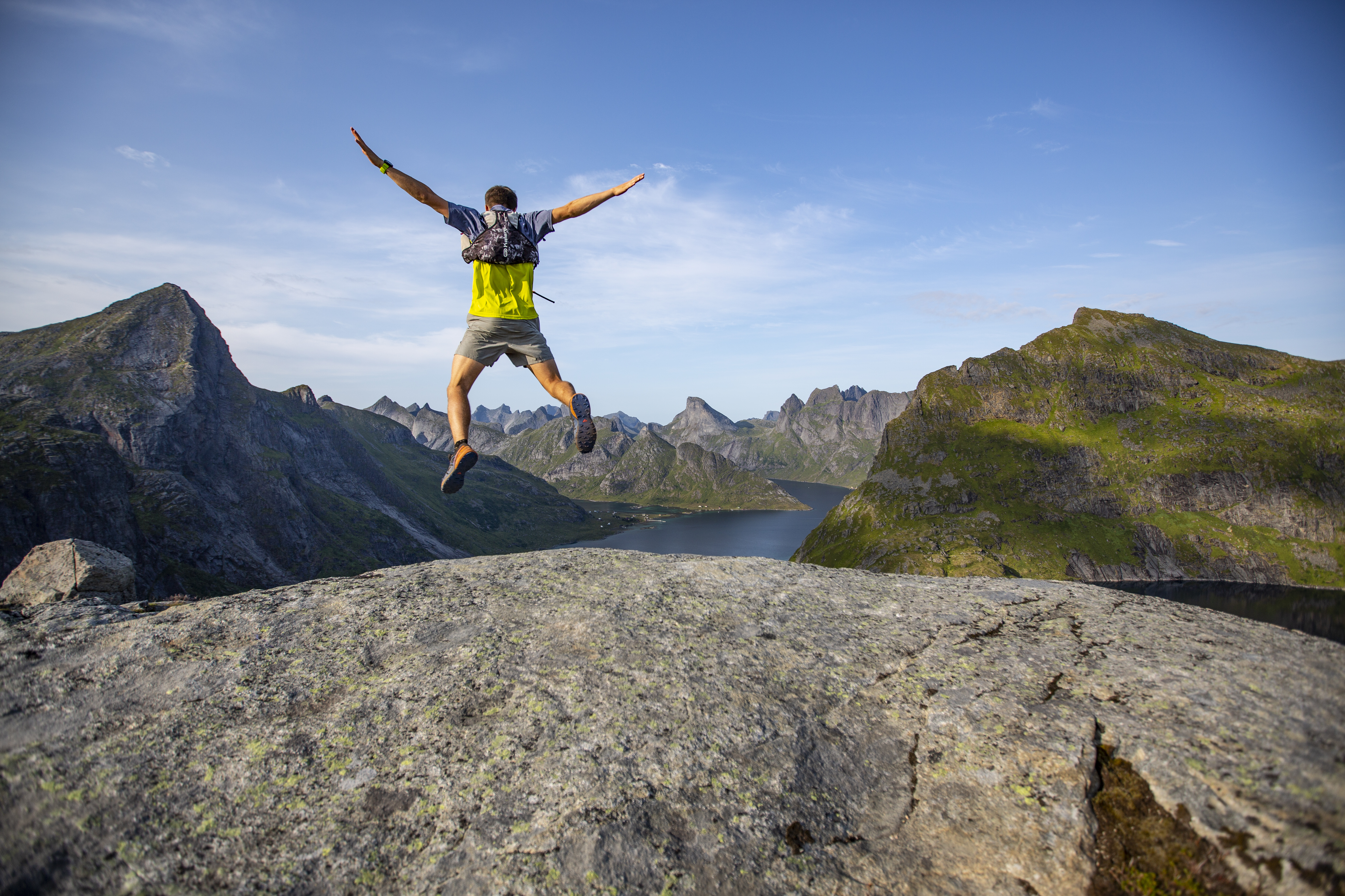 Hoppende glede på vei opp Hermannsdalstinden
