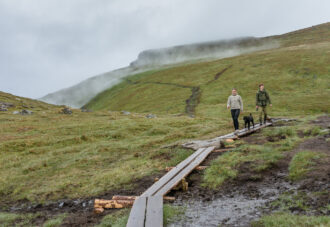 Turgåere på vei ned fra Ryten.
