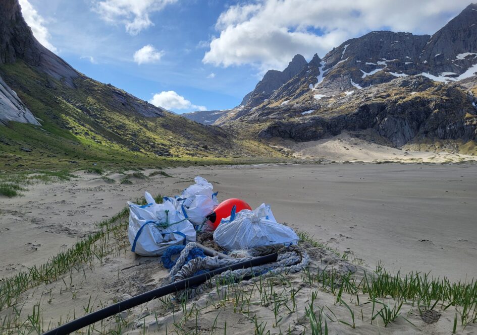 Flere store sekker med marint avfall som er samlet inn på sandstranden Bunessanden i Lofotodden nasjonalpark